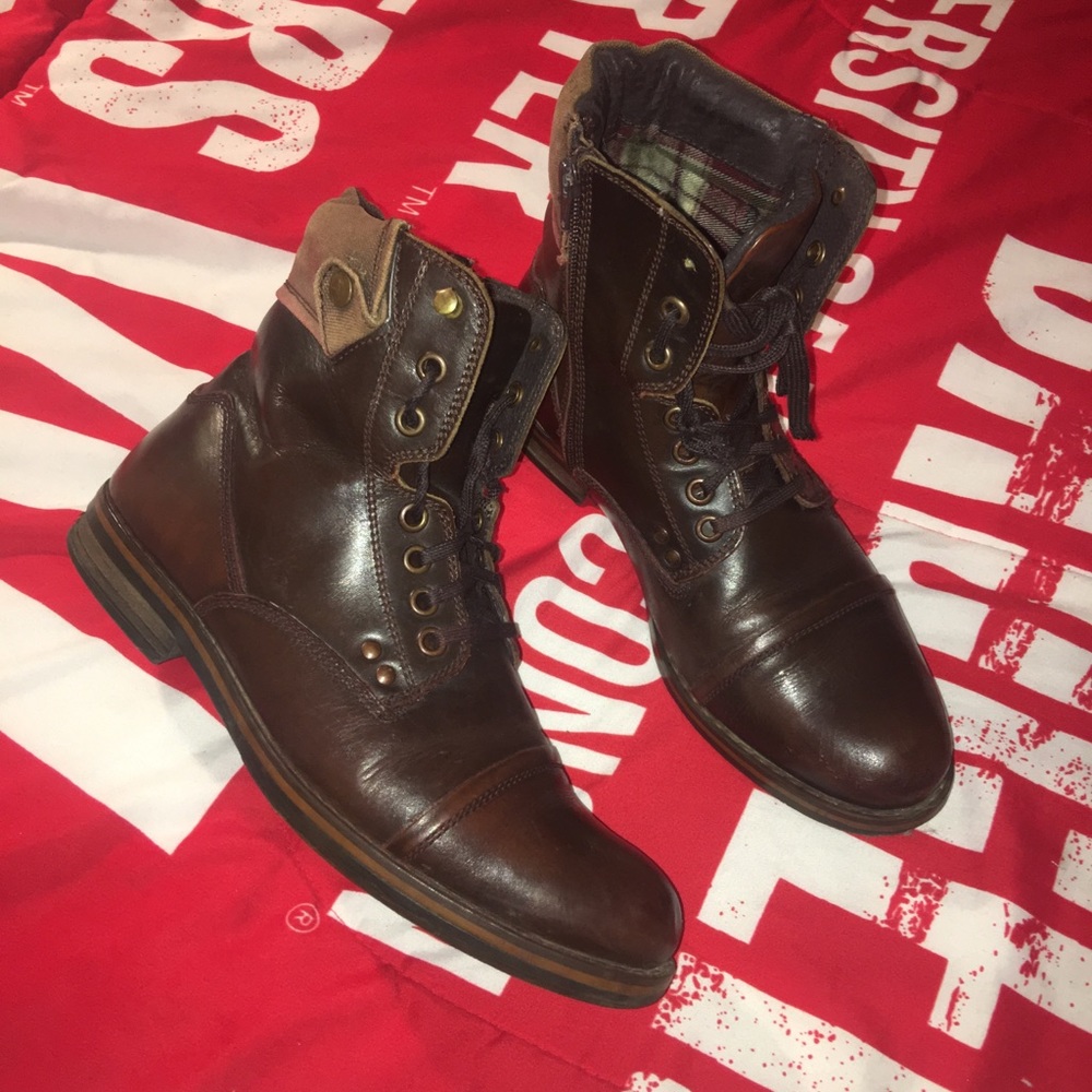 Clarks men zip up boots.